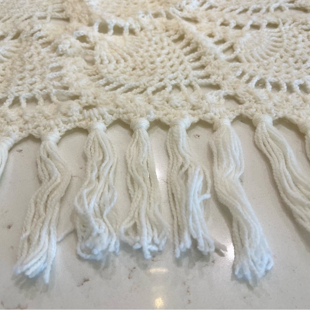 Vintage Handmade Cream Crochet Pineapple Lace Fringe Shawl Wrap - Picture 4 of 6